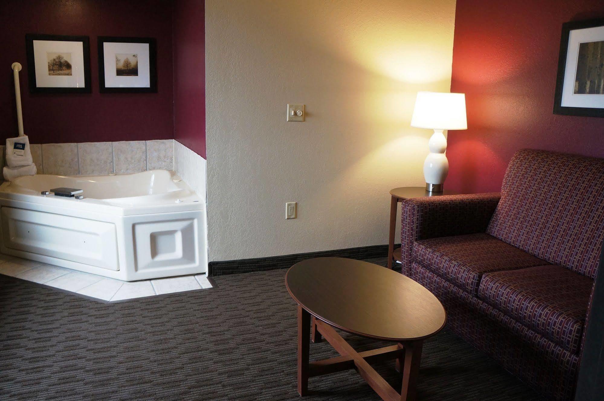 Americinn By Wyndham Baldwin Eksteriør bilde